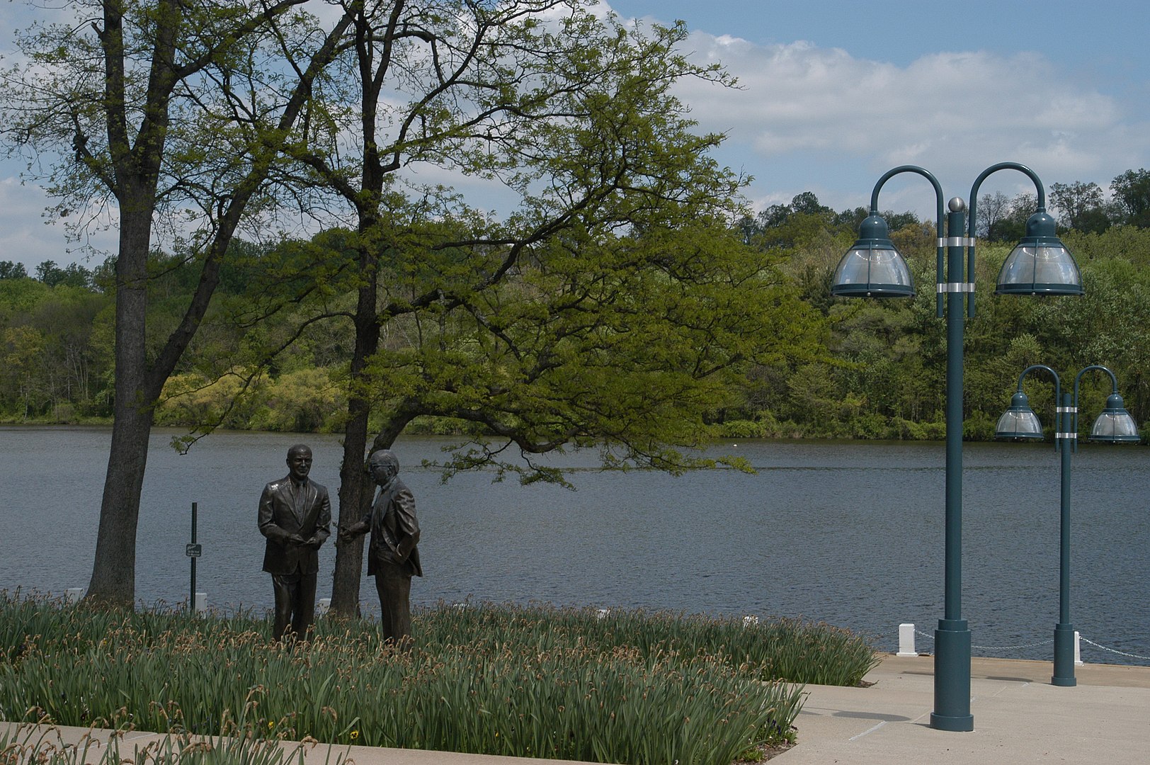 By Scott Saghirian - Flickr: Columbia Lake Front, CC BY 2.0, https://commons.wikimedia.org/w/index.php?curid=30743650